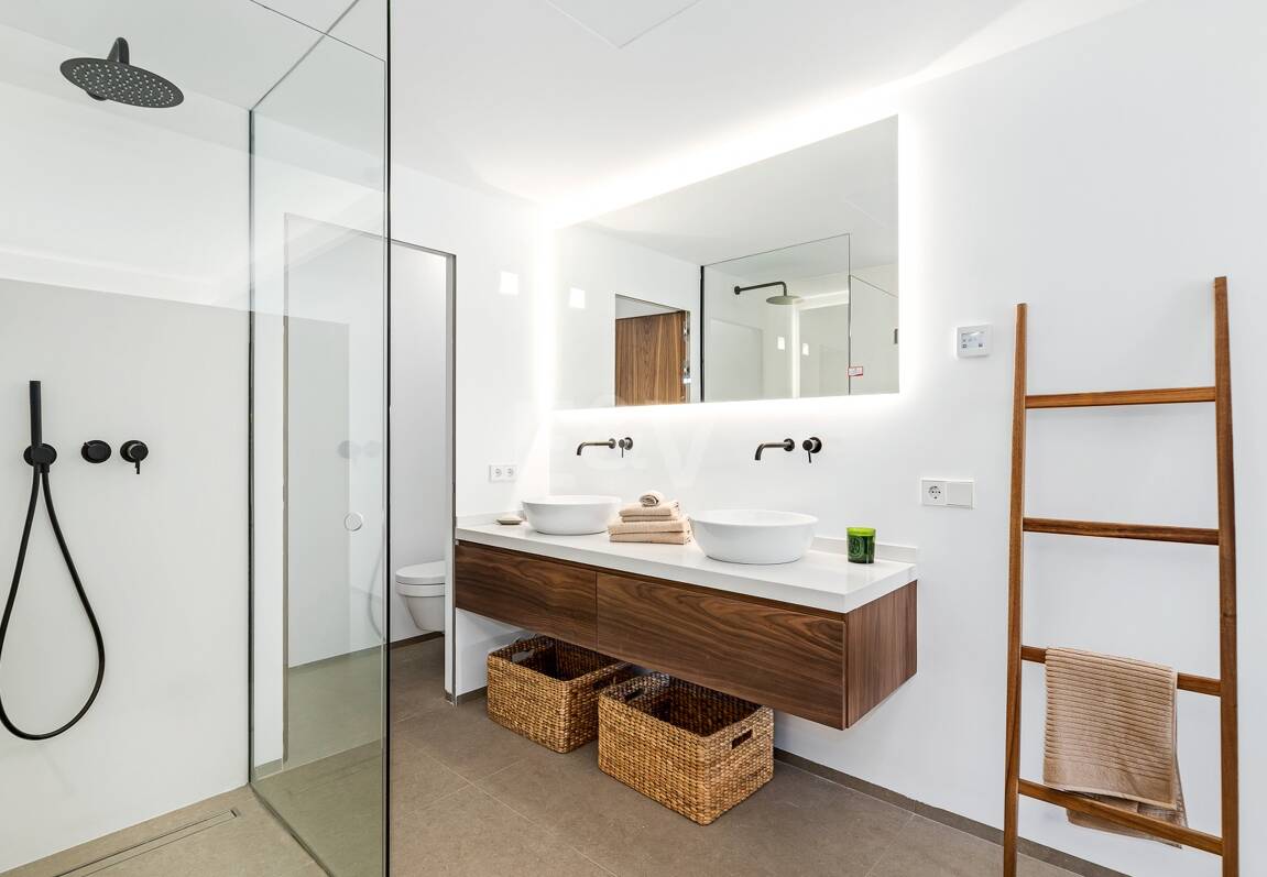 Sophisticated Apartment in the Prestigious Puente Romano