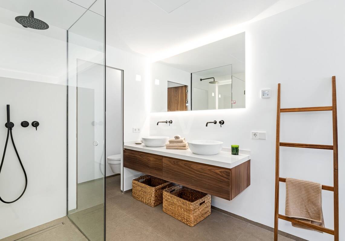 Sophisticated Apartment in the Prestigious Puente Romano