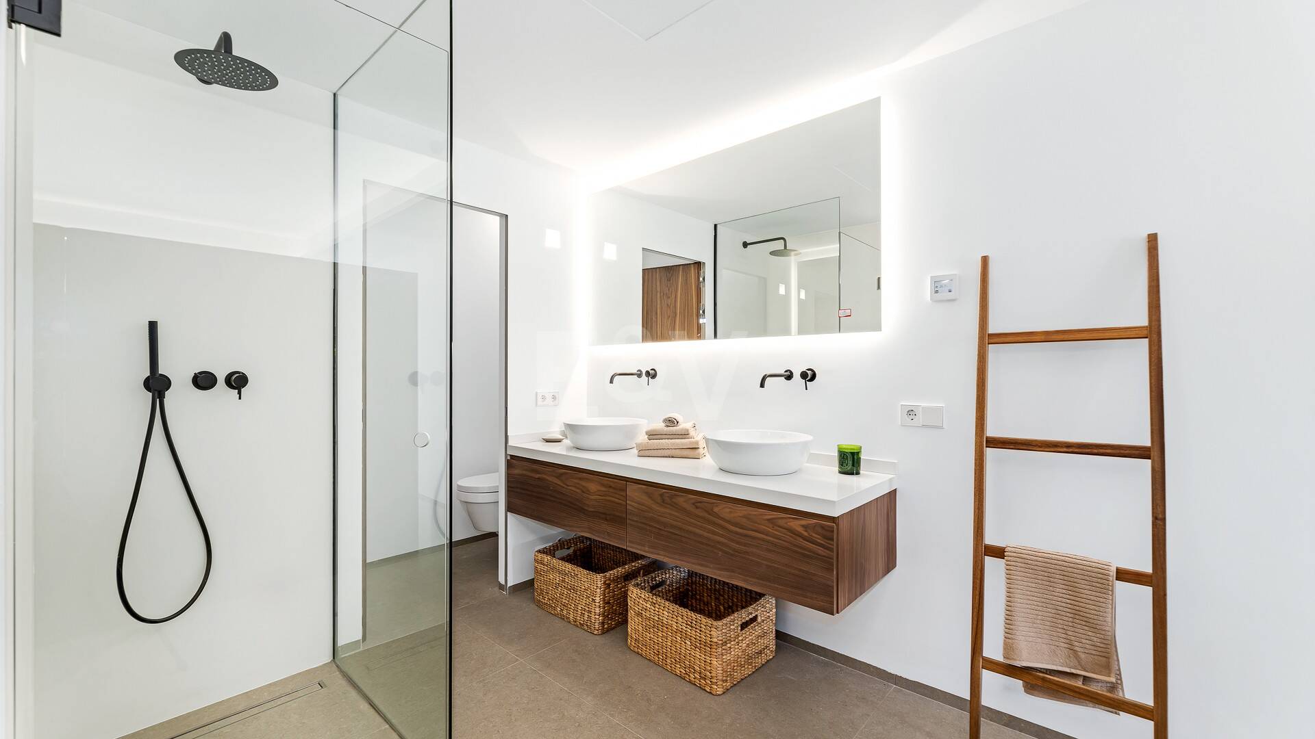 Sophisticated Apartment in the Prestigious Puente Romano