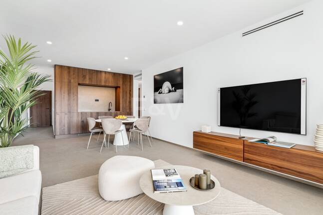 Sophisticated Apartment in the Prestigious Puente Romano