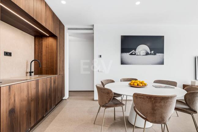 Sophisticated Apartment in the Prestigious Puente Romano