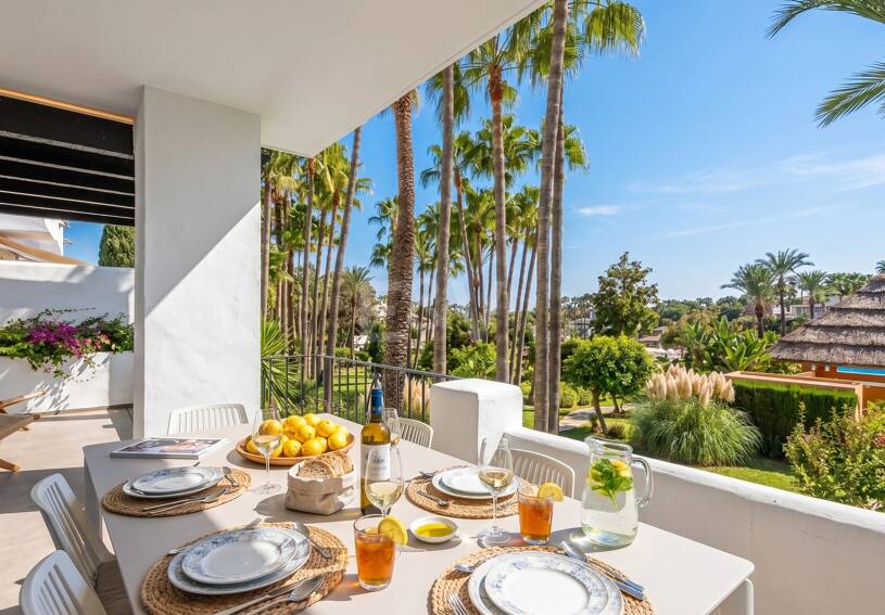 Sophisticated 3 bedroom Apartment in the Prestigious Marina de Puente Romano