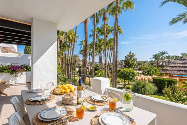 Sophisticated 3 bedroom Apartment in the Prestigious Marina de Puente Romano