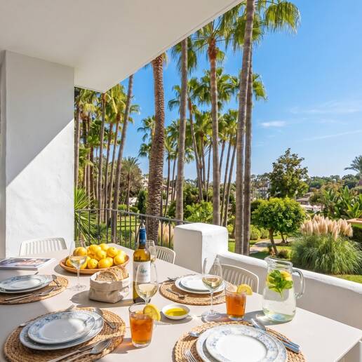 Sophisticated 3 bedroom Apartment in the Prestigious Marina de Puente Romano