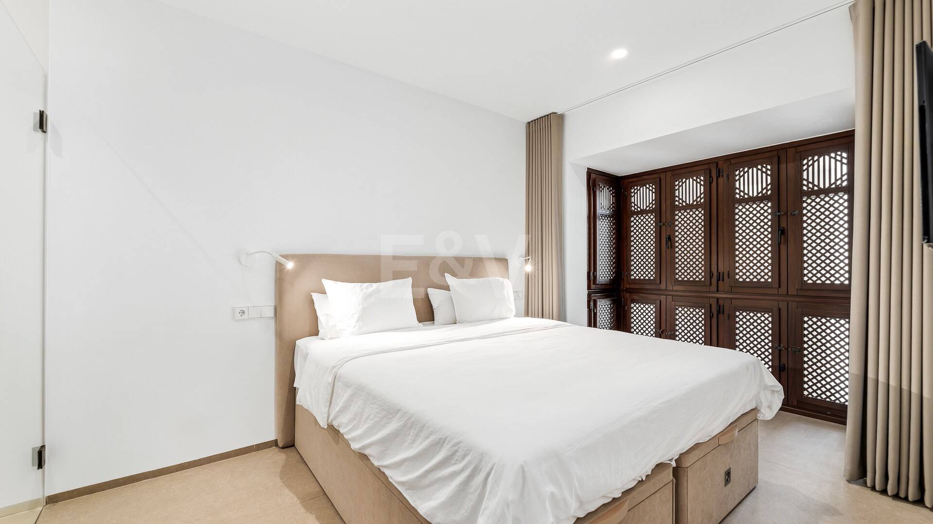 Sophisticated Apartment in the Prestigious Puente Romano