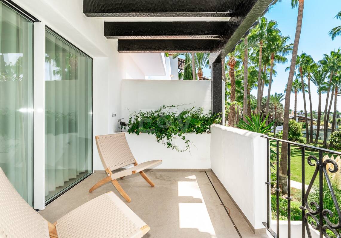Sophisticated Apartment in the Prestigious Puente Romano