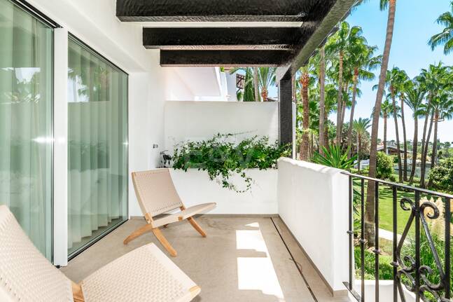 Sophisticated Apartment in the Prestigious Puente Romano