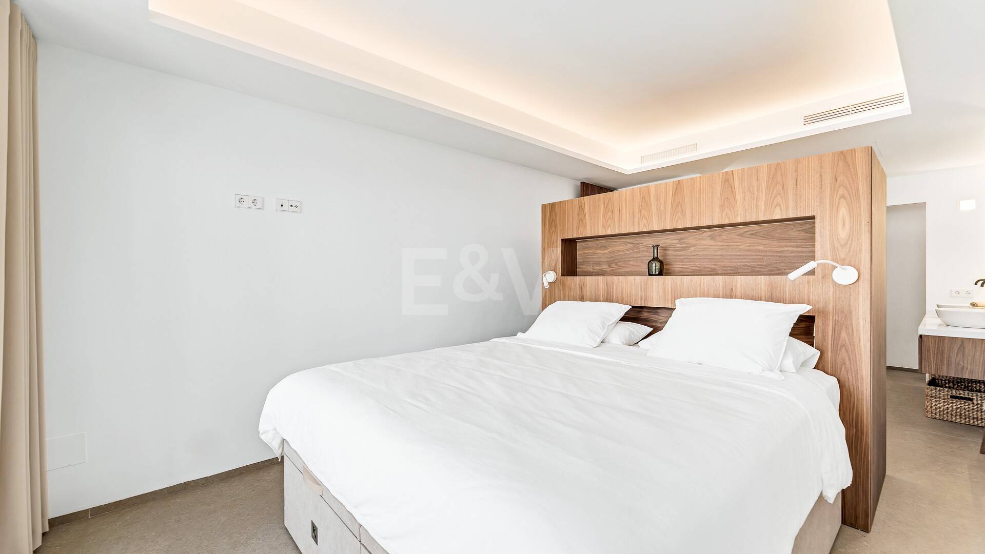 Sophisticated Apartment in the Prestigious Puente Romano
