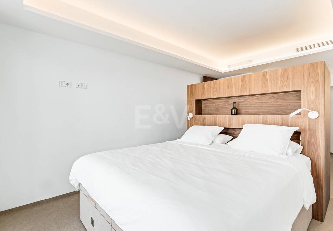 Sophisticated Apartment in the Prestigious Puente Romano