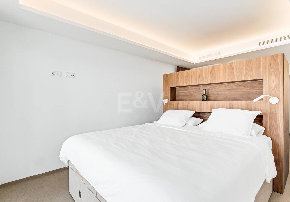 Sophisticated Apartment in the Prestigious Puente Romano