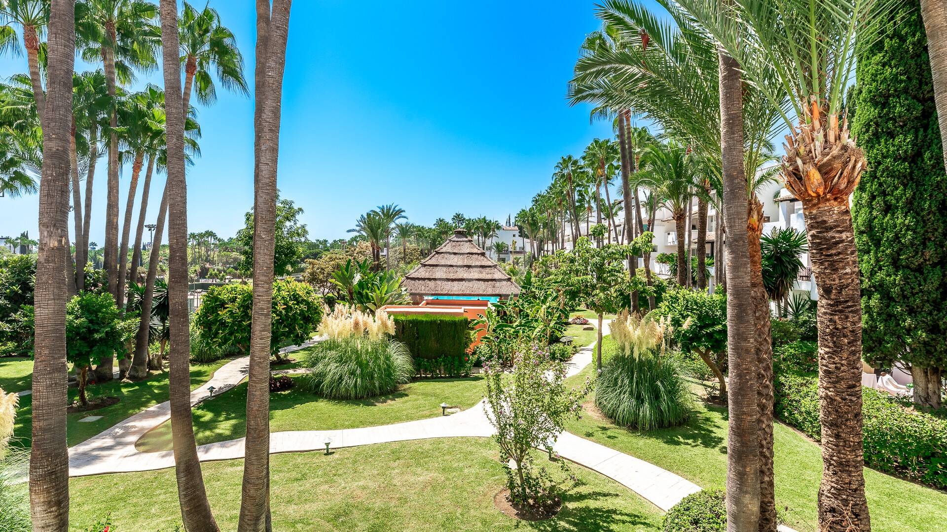 Sophisticated Apartment in the Prestigious Puente Romano