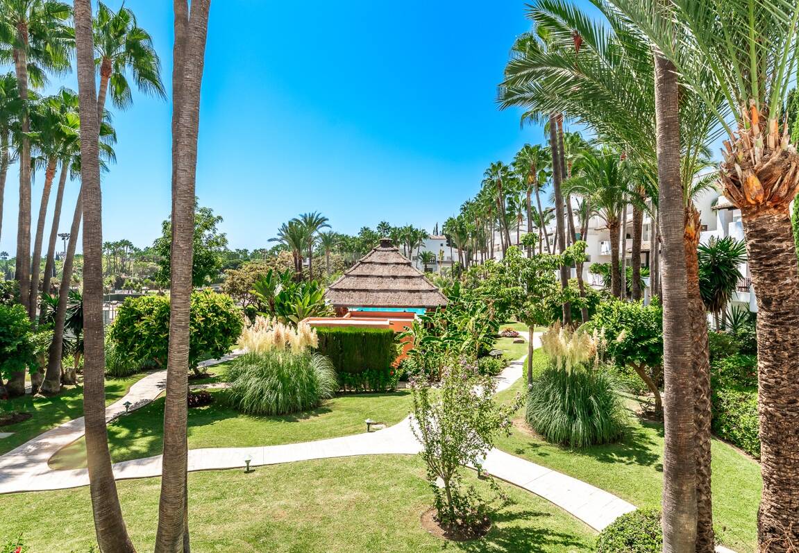 Sophisticated Apartment in the Prestigious Puente Romano