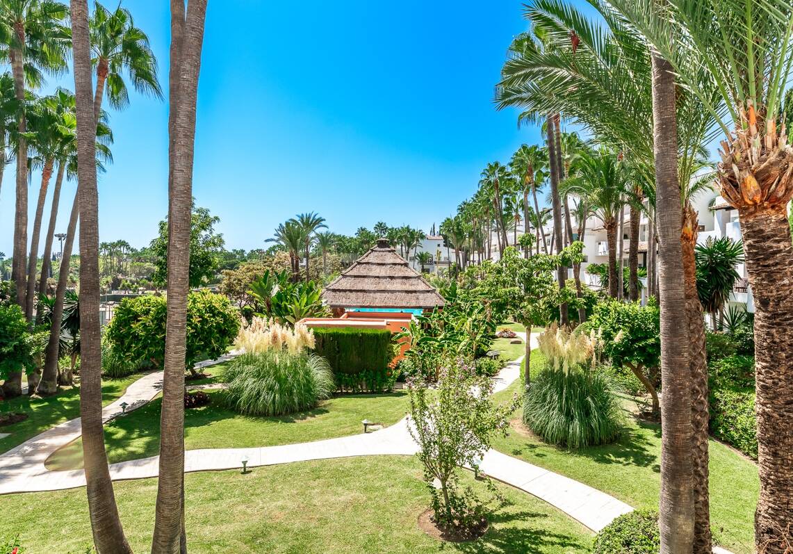 Sophisticated Apartment in the Prestigious Puente Romano