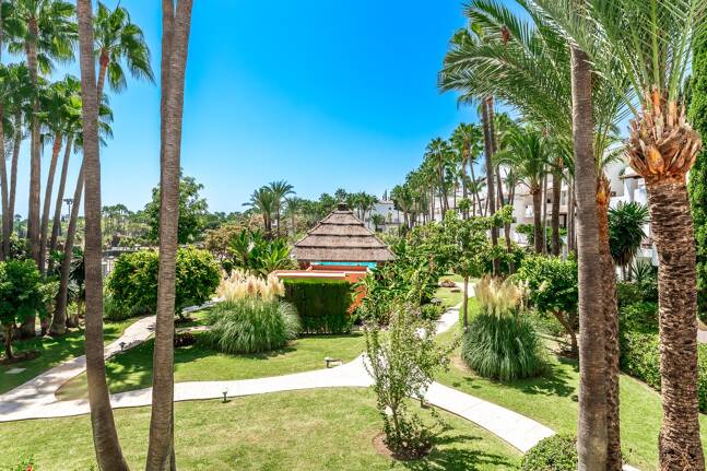 Sophisticated Apartment in the Prestigious Puente Romano