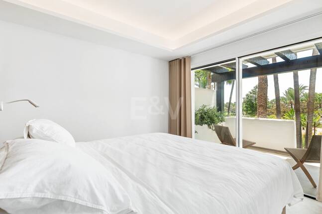 Sophisticated Apartment in the Prestigious Puente Romano