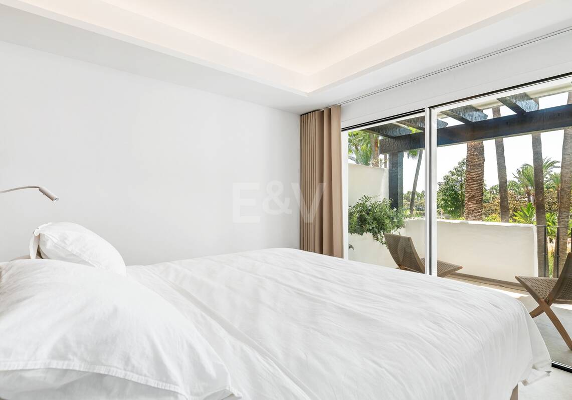 Sophisticated Apartment in the Prestigious Puente Romano