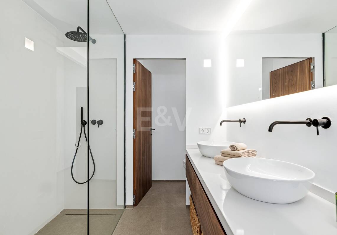 Sophisticated Apartment in the Prestigious Puente Romano