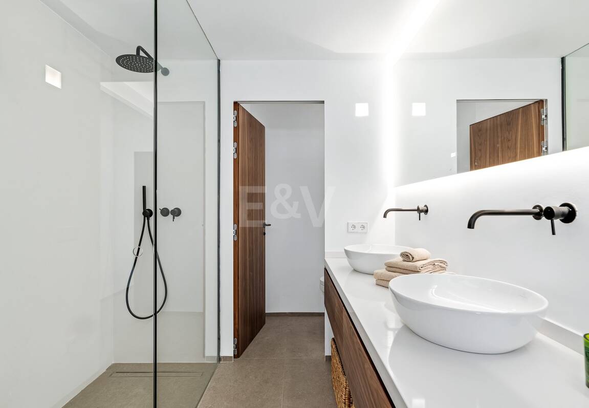 Sophisticated Apartment in the Prestigious Puente Romano