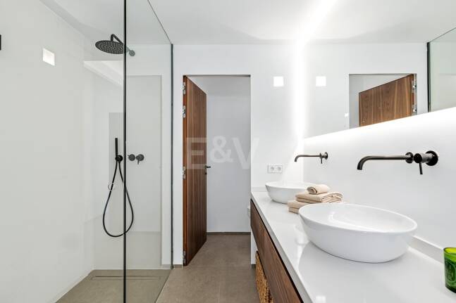 Sophisticated Apartment in the Prestigious Puente Romano