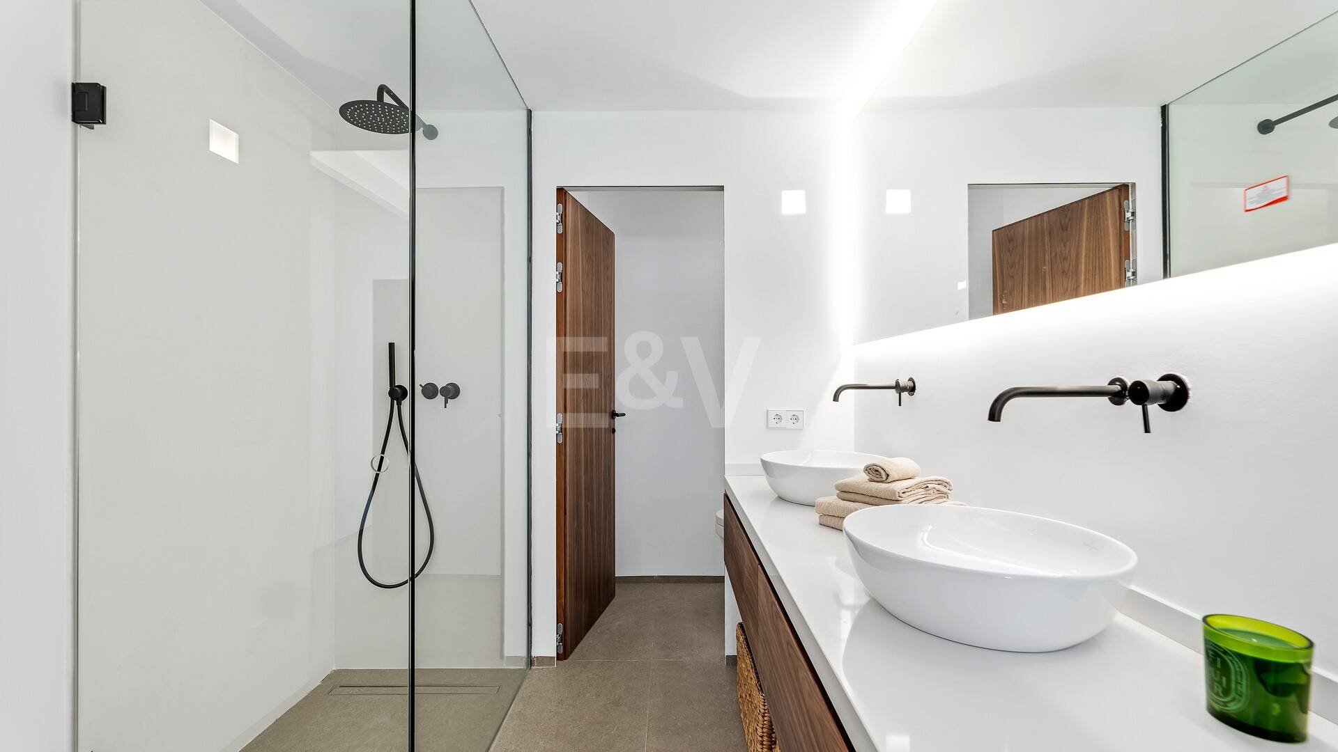 Sophisticated Apartment in the Prestigious Puente Romano
