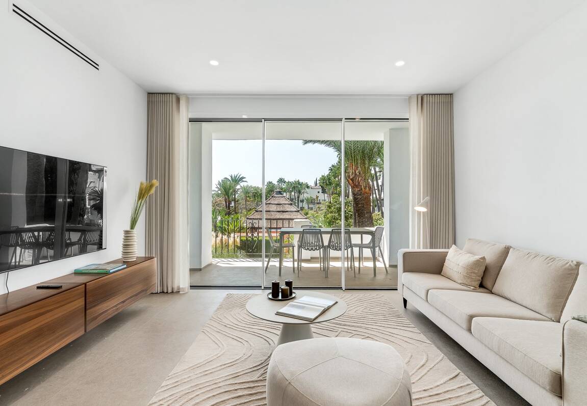 Sophisticated Apartment in the Prestigious Puente Romano