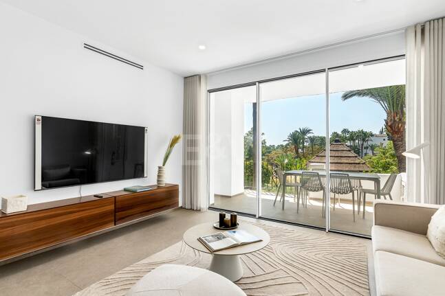 Sophisticated Apartment in the Prestigious Puente Romano