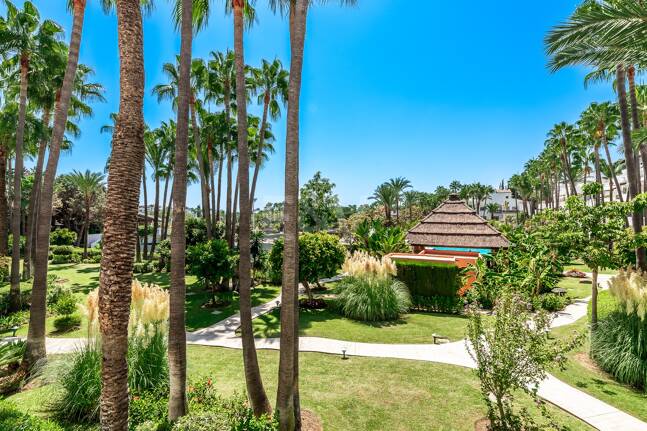 Sophisticated Apartment in the Prestigious Puente Romano