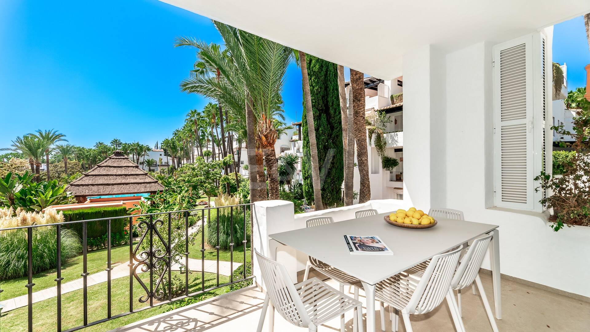 Sophisticated Apartment in the Prestigious Puente Romano