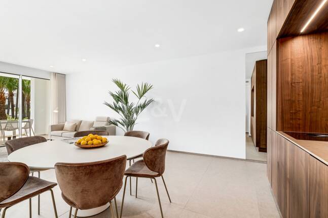 Sophisticated Apartment in the Prestigious Puente Romano