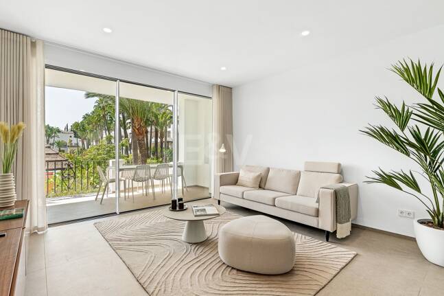Sophisticated Apartment in the Prestigious Puente Romano