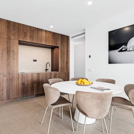 Sophisticated Apartment in the Prestigious Puente Romano