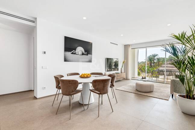 Sophisticated Apartment in the Prestigious Puente Romano