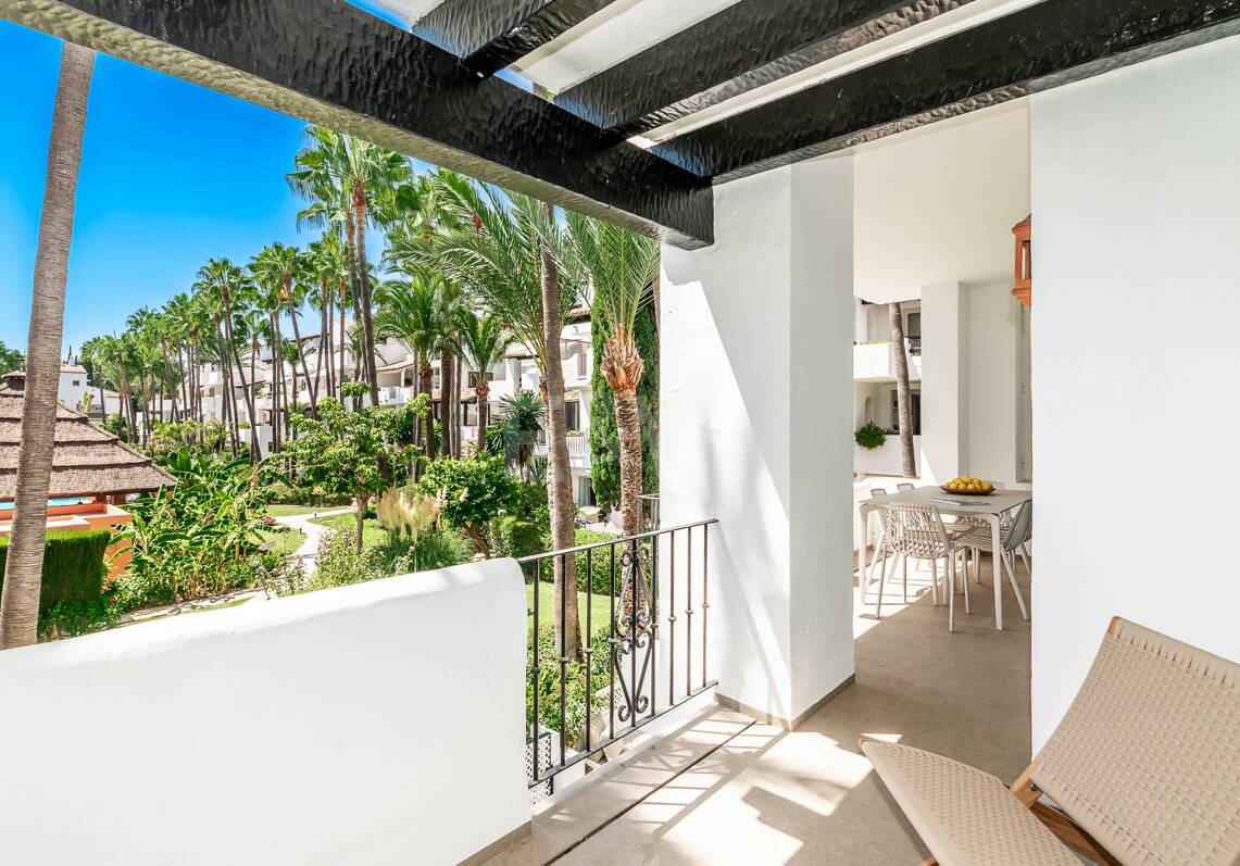 Sophisticated Apartment in the Prestigious Puente Romano