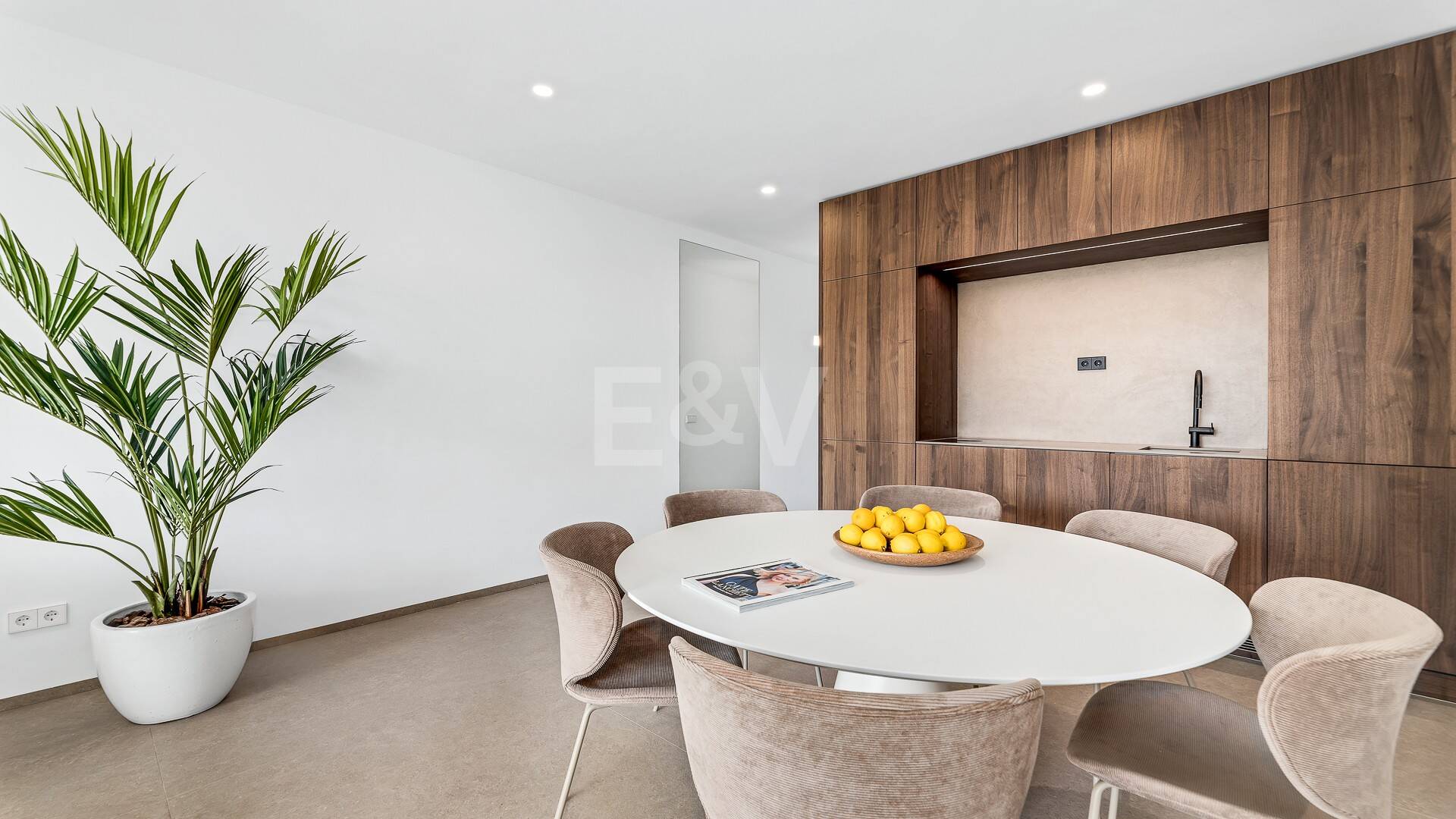 Sophisticated Apartment in the Prestigious Puente Romano