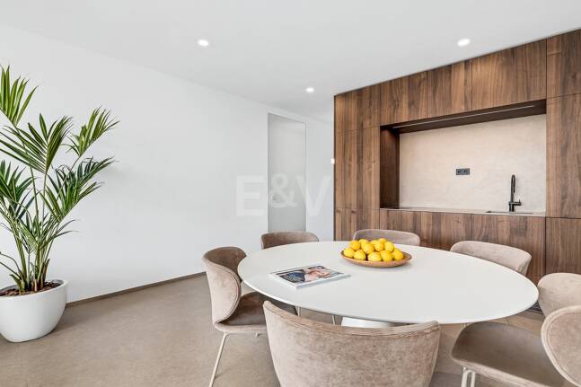 Sophisticated Apartment in the Prestigious Puente Romano