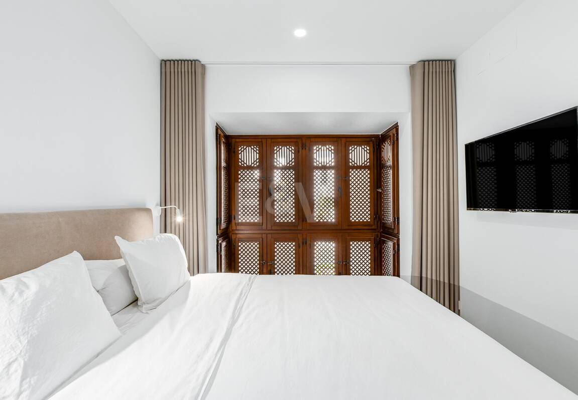 Sophisticated Apartment in the Prestigious Puente Romano