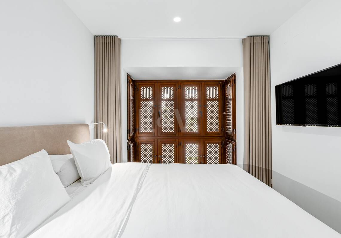 Sophisticated Apartment in the Prestigious Puente Romano