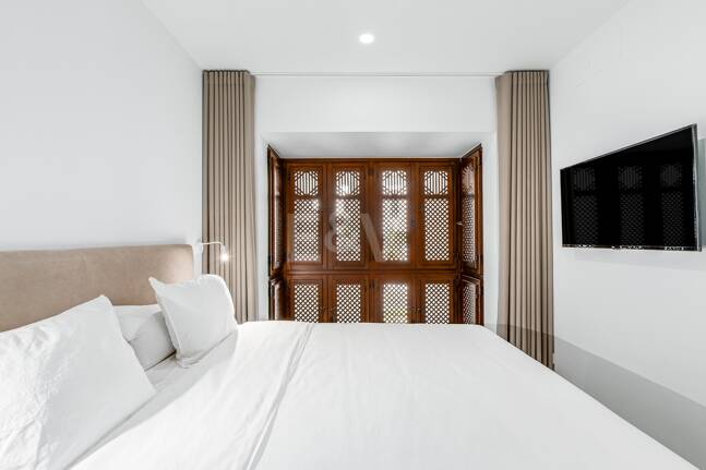 Sophisticated Apartment in the Prestigious Puente Romano