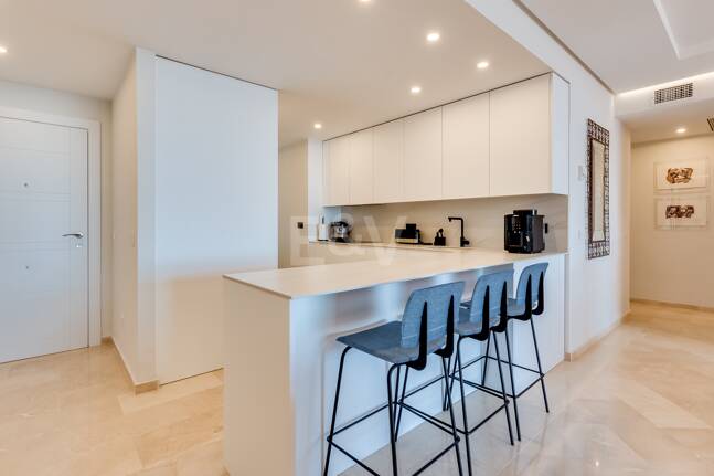 Splendid lägenhet på stranden med havsutsikt. Pris 4.000 € per vecka