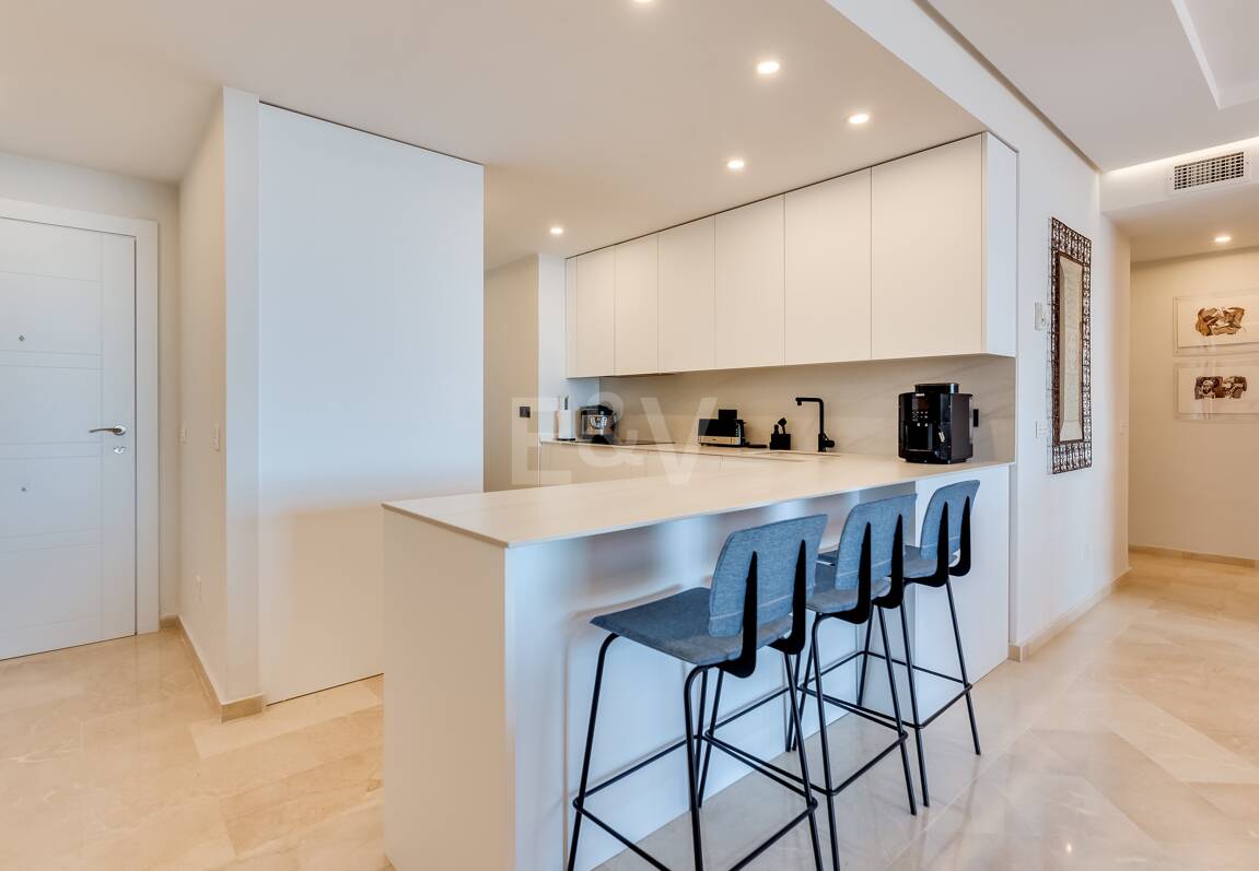 Splendid lägenhet på stranden med havsutsikt. Pris 4.000 € per vecka