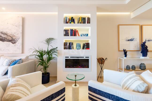 Splendid lägenhet på stranden med havsutsikt. Pris 4.000 € per vecka