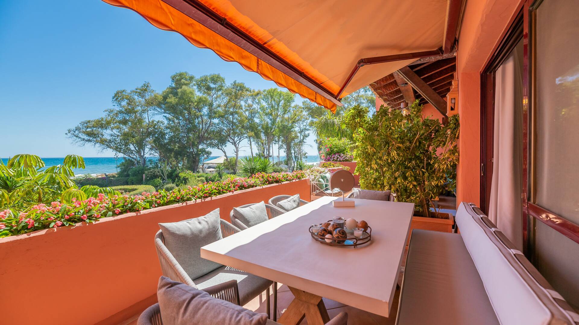 Magnifique appartement en bord de mer avec vue sur la mer. Prix 4.000€ par semaine