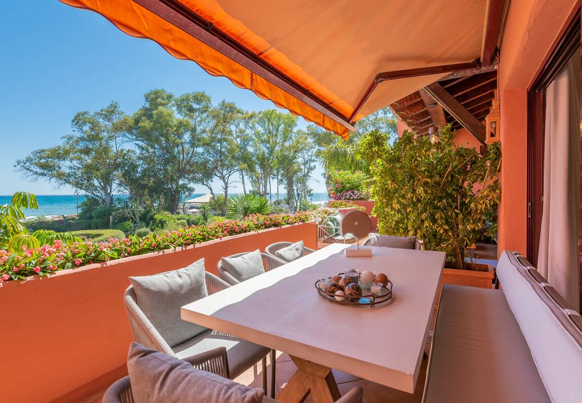 Splendid lägenhet på stranden med havsutsikt. Pris 4.000 € per vecka