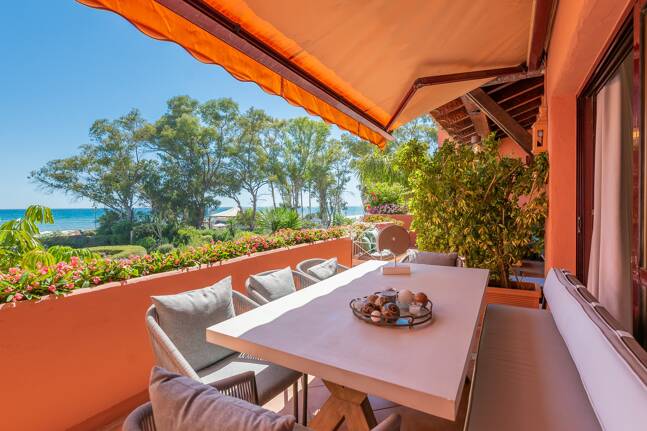 Splendid lägenhet på stranden med havsutsikt. Pris 4.000 € per vecka