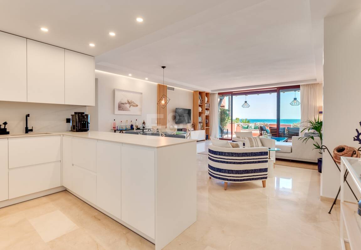 Splendid lägenhet på stranden med havsutsikt. Pris 4.000 € per vecka