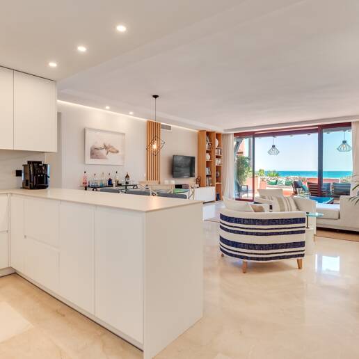 Espléndido apartamento en Marbella Este, El Rosario, en primera línea de playa con vistas al mar, disponible para alquileres de media estancia.