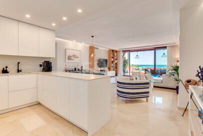 Espléndido apartamento en Marbella Este, El Rosario, en primera línea de playa con vistas al mar, disponible para alquileres de media estancia.