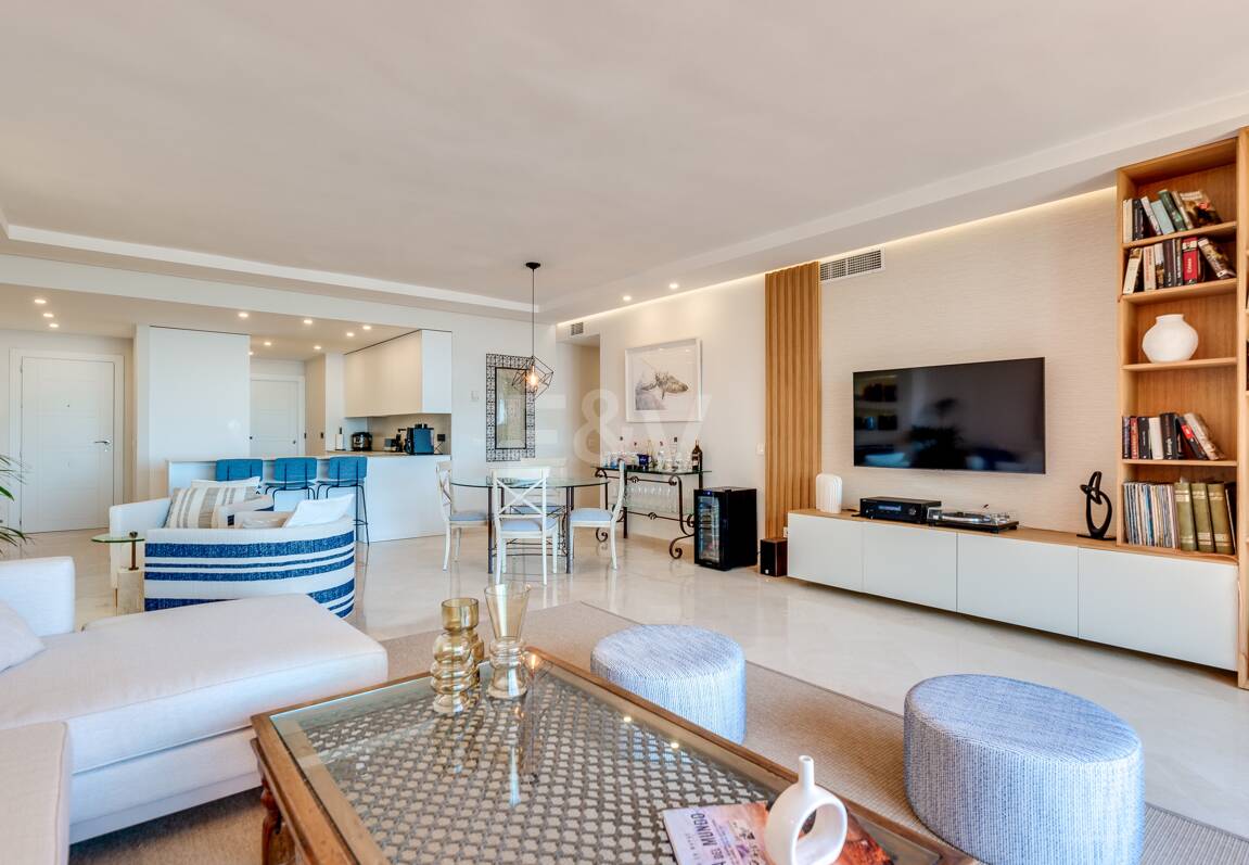 Splendid lägenhet på stranden med havsutsikt. Pris 4.000 € per vecka