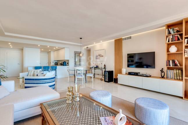 Splendid lägenhet på stranden med havsutsikt. Pris 4.000 € per vecka