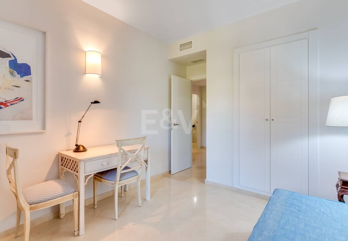 Splendid lägenhet på stranden med havsutsikt. Pris 4.000 € per vecka